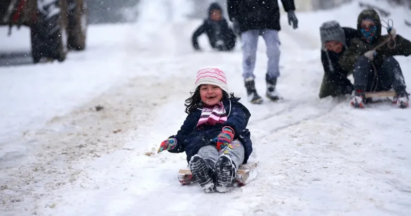Eğitime kar engeli! Meteoroloji uyardı: Valilikler peş peşe açıkladı