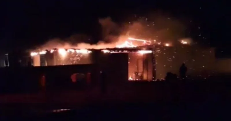 Kırşehir de bir evin garajında yangın: 2 traktör ve tarım aletleri zarar gördü