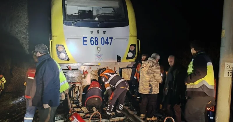 Balıkesir de yolcu treninin lokomotifi, düşen kaya parçası nedeniyle raydan çıktı