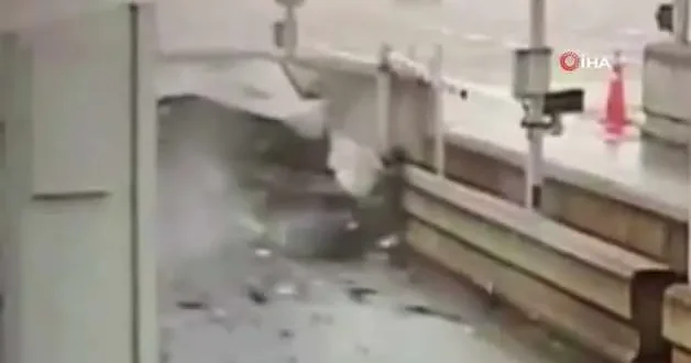 Kuzey Marmara gişelerinde araç bariyerlere çarptı! O anlar kamerada