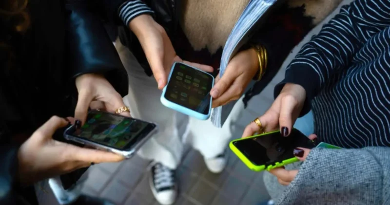 AKP den 15 yaş altına sosyal medya düzenlemesi açıklaması: Egemenliğimizi ve çocuklarımızı korumak için hassas olmalıyız