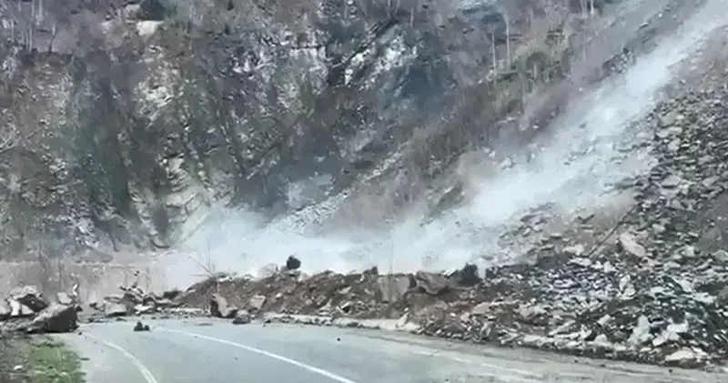 Rize’de köy yolunda heyelan kamerada