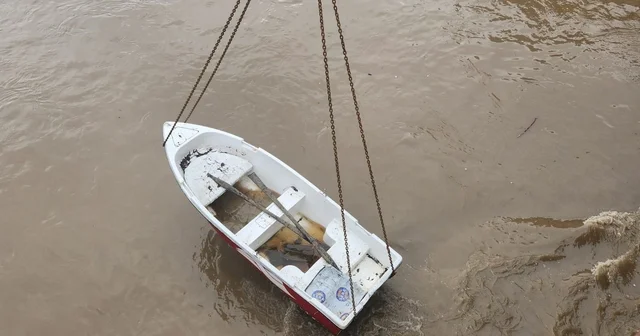 Yeşilırmak ın sularına kapılan kayık köprüye takıldı Amasya Haberleri