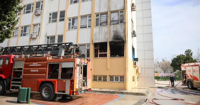 İlkokulda yangın çıktı; öğrenciler tahliye edildi Antalya Haberleri