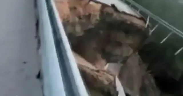 Antalya’da yol çöktü: 10 metrelik dev göçük oluştu VİDEO İZLE