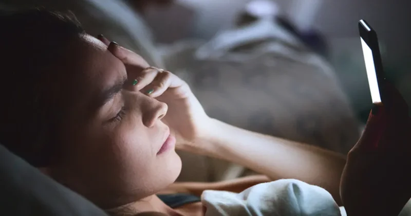 Gün boyu telefona bakanlar risk altında! Uzmandan kritik uyarı