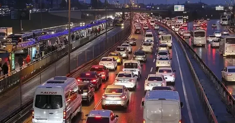 Haftanın ilk günü İstanbul da trafik kilit!