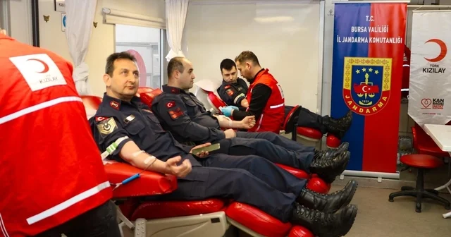 Bursa Jandarması ndan Kızılay a anlamlı katkı Bursa Haberleri