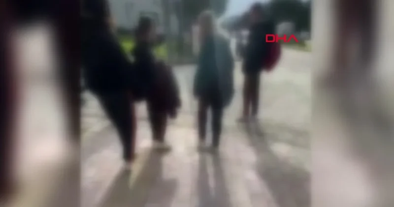 Akran zorbalığı son bulmuyor! Biri darbederken diğeri kahkaha atarak kaydetti