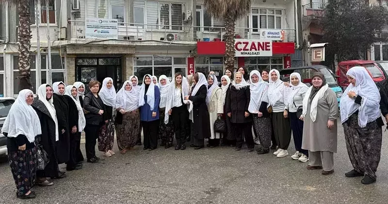 AK Parti li kadınlar geleneksel kıyafetler giyip, Zeynep Akgün e destek verdi