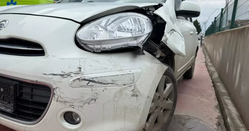 Çarptığı araca levye ile saldırdı, giderken ışıklı çiçek buketi bıraktı