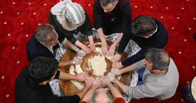 Vali Çiftçi, kış gecelerinin vazgeçilmezi tel helva yaptı Erzurum Haberleri