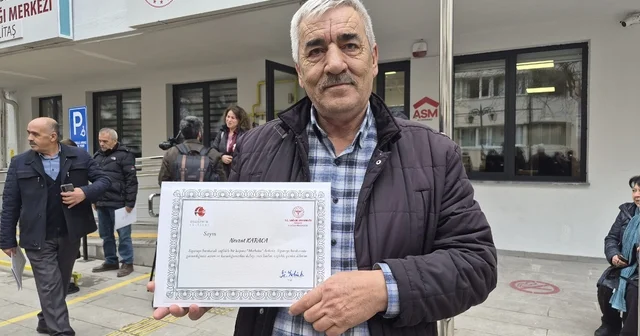 Yaklaşık 40 yıldır içtiği sigarayı 1 haftada bıraktı Vali Yılmaz, sigarayı bırakan vatandaşlara plaket verdi Eskişehir Haberleri