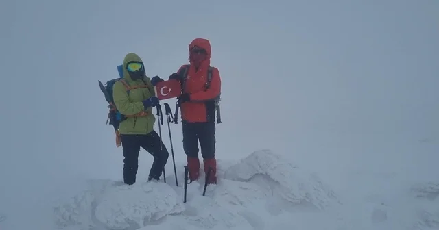 Dağcılar Bubi Dağı na kış tırmanışı yaptı, zirvede kar mağarası oluşturdu Ağrı Haberleri