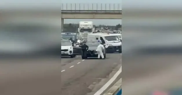 İtalya da zırhlı banka aracına bombalı saldırı gerçekleşti