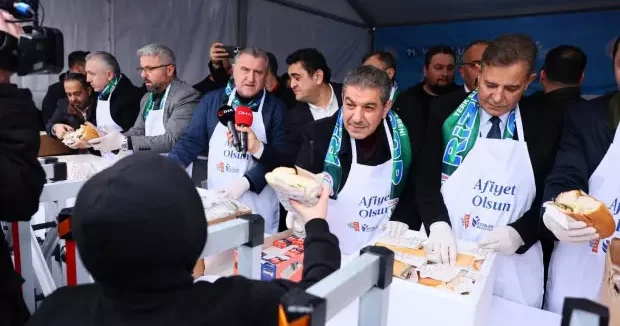 İstanbul haberleri Esenler de damaklar hamsi ile şenlendi 09 Şubat 2026