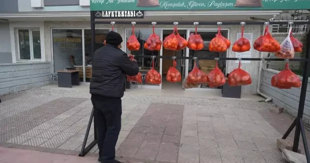Samsun haberleri Mahalle muhtarı başlattı: Vatandaşlar ücretsiz sebze ve meyve alıyor 09 Şubat 2026