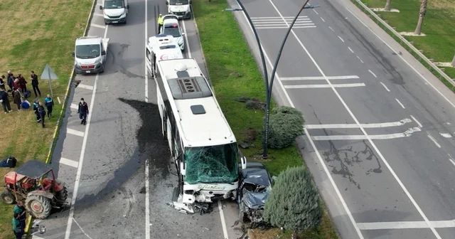 Manisa da 3 araçlı zincirleme kaza: 5 yaralı Yolcu otobüsü, traktör ve otomobil çarpıştı, ortalık savaş alanına döndü Manisa Haberleri