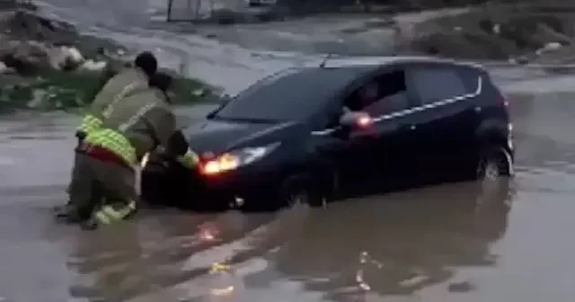 Cizre’de sağanak yağışla su biriken yollarda araçlar mahsur kaldı VİDEO İZLE