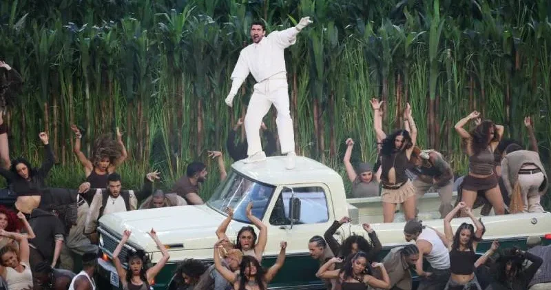 Bad Bunny, Super Bowl tarihindeki ilk İspanyolca gösteriye imza attı; Trump beğenmedi: Amerika nın büyüklüğüne hakaret gibi