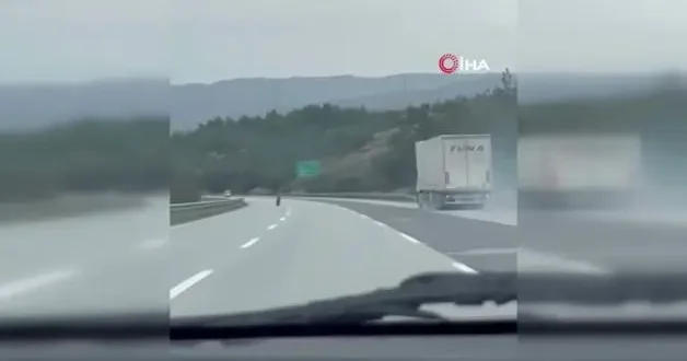 Tırdan fırlayan lastik otobanda yüzlerce metre ilerledi