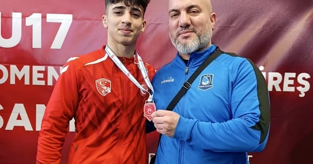 Yerlikaya dan madalyasını alan genç güreşçi Manisa ya gurur yaşattı Manisa Haberleri