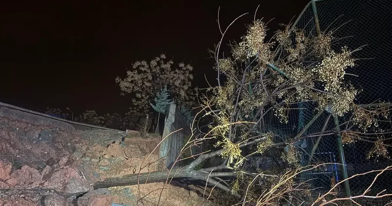 Siirt te okulun istinat duvarı çöktü, iki okulda eğitime ara verildi