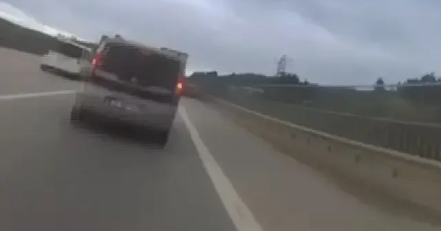 113 kilometre hızla giden motosikletli çarptığı araca girdi: O anlar kamerada VİDEO İZLE