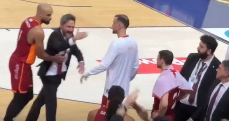 Galatasaray’ın çılgın hocası derbide atıldı: Tribünlere gel gel yaptı