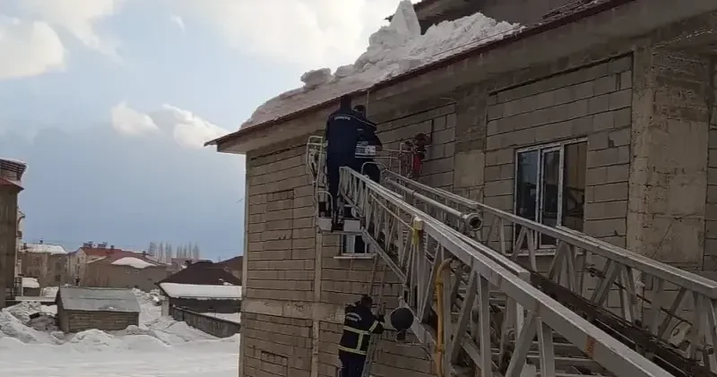 Kar temizlerken kayıp çatıda asılı kaldı Hakkâri Haberleri
