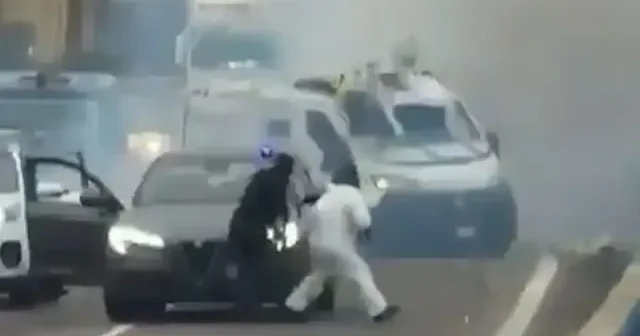 İtalya da Hollywood filmlerini aratmayan soygun: Gündüz vakti otobanda zırhlı araç patlattılar VİDEO İZLE