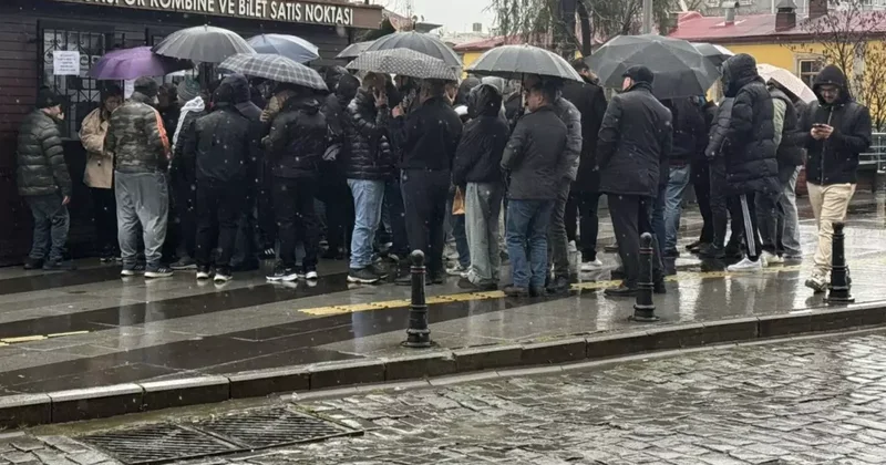 Yağmur çamur dinlemiyorlar! 14 Şubat taki heyacan için sırada bekliyoarlar