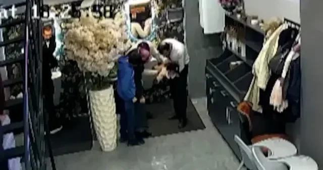 şefin Heimlich müdahalesi bebeği hayata bağladı VİDEO İZLE