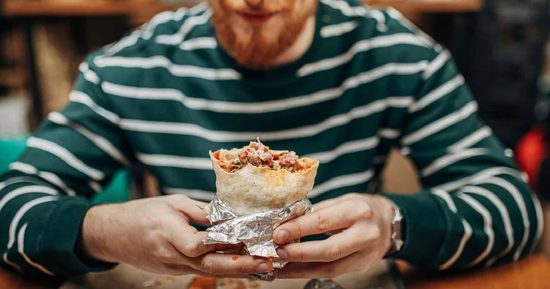 Müşterisi düşen fast food devinden 100 bin kişiye bedava yemek