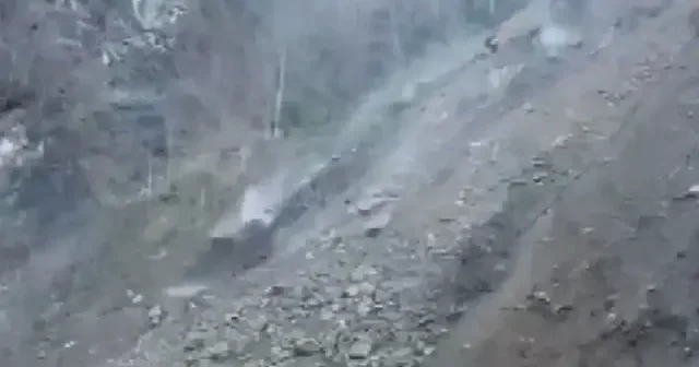 Rize’de yamaç çöktü: Heyelan anı saniye saniye kamerada VİDEO İZLE
