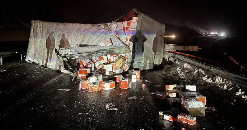 Erzincan Sivas kara yolunda tır devrildi: Ulaşımda aksama yaşandı Gündem Haberleri