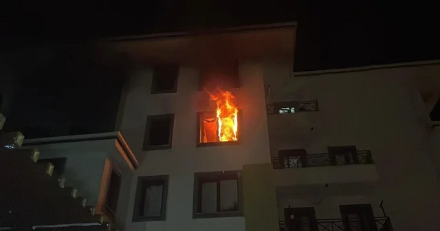 Tartıştığı annesine kızıp daireyi ateşe verdi: 10 kişi dumandan etkilendi Yangın nedeniyle binadaki dairelerinde mahsur kalanlar itfaiyenin uzattığı merdivenle kurtarıldı Karaman Haberleri