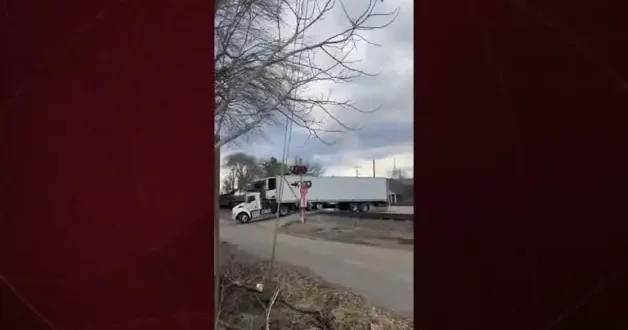 ABD de korku dolu anlar: Trenin çarptığı tır saniyeler içinde parçalandı