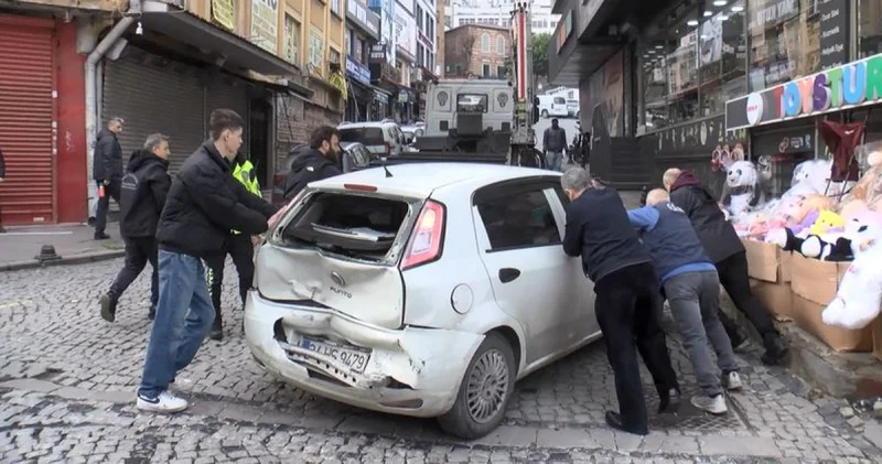 Son dakika: İstanbul da hafif ticari araç park halindeki otomobillere ve yayalara çarptı: 4 yaralı Son dakika haberleri
