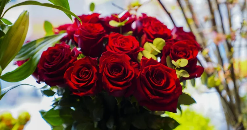 Çiçekçilerde 14 Şubat mesaisi