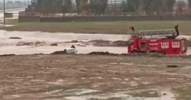 Sağanak sonrası oluşan gölette mahsur kalan 2 kişi kurtarıldı Şırnak Haberleri