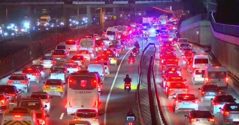 İstanbul da akşam saatlerinde trafik yoğunluğu yüzde 87 ye çıktı