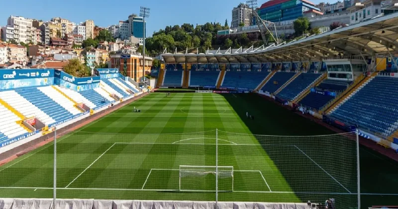 Süper Lig ekibi dev holdinge satıldı: İlk iş formaya ismini bastı