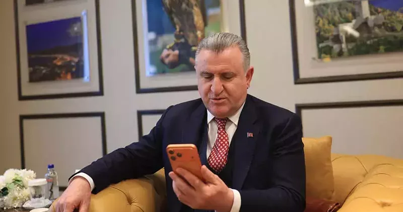 Bakan Bak, Kış Olimpiyat Oyunları’nda yarışacak milli sporcularla görüştü