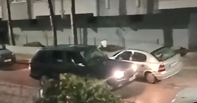 Camlarını kırdığı otomobile ışıklı çiçek buketi fırlattı; o anlar kamerada Kocaeli Haberleri