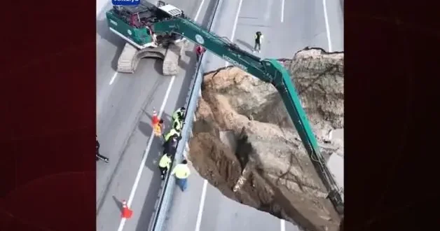 Antalya da heyelan ve göçük oluşan yolda çalışmalar devam ediyor