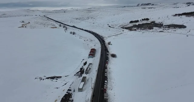 Çıldır Gölü nde adım atacak yer kalmadı 5 bin araçlık şenlik kuyruğu havadan görüntülendi Kars Haberleri