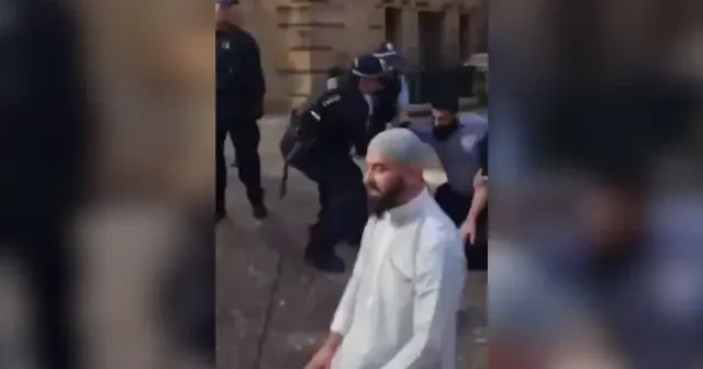 Avustralya polisi Herzog un gelişini protesto eden gruplara vahşice saldırdı: Namaz kılanlara yaka paça gözaltı yaptılar VİDEO İZLE