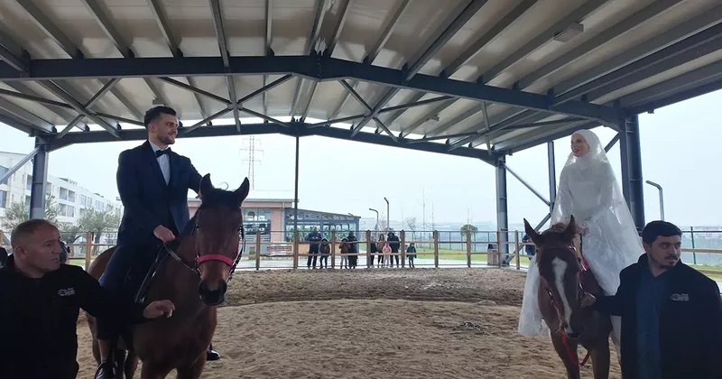 Böyle nikah görülmedi! Gelin ve damat at üstünde evlendi: Şahidi de at yapacaktık ama...