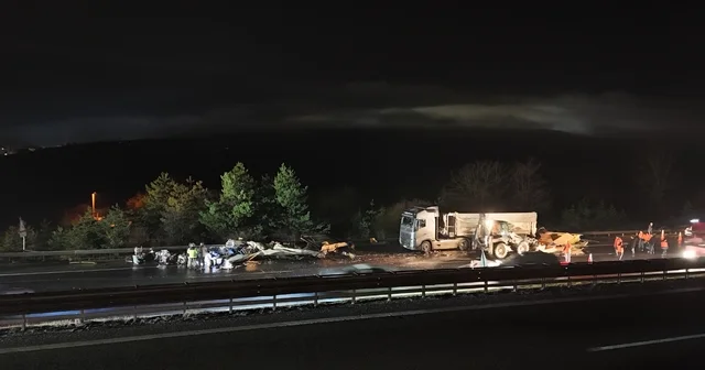 Otoyolda kamyon ile TIR ın çarpıştığı kaza nedeniyle ulaşım aksadı: 1 yaralı Bolu Haberleri